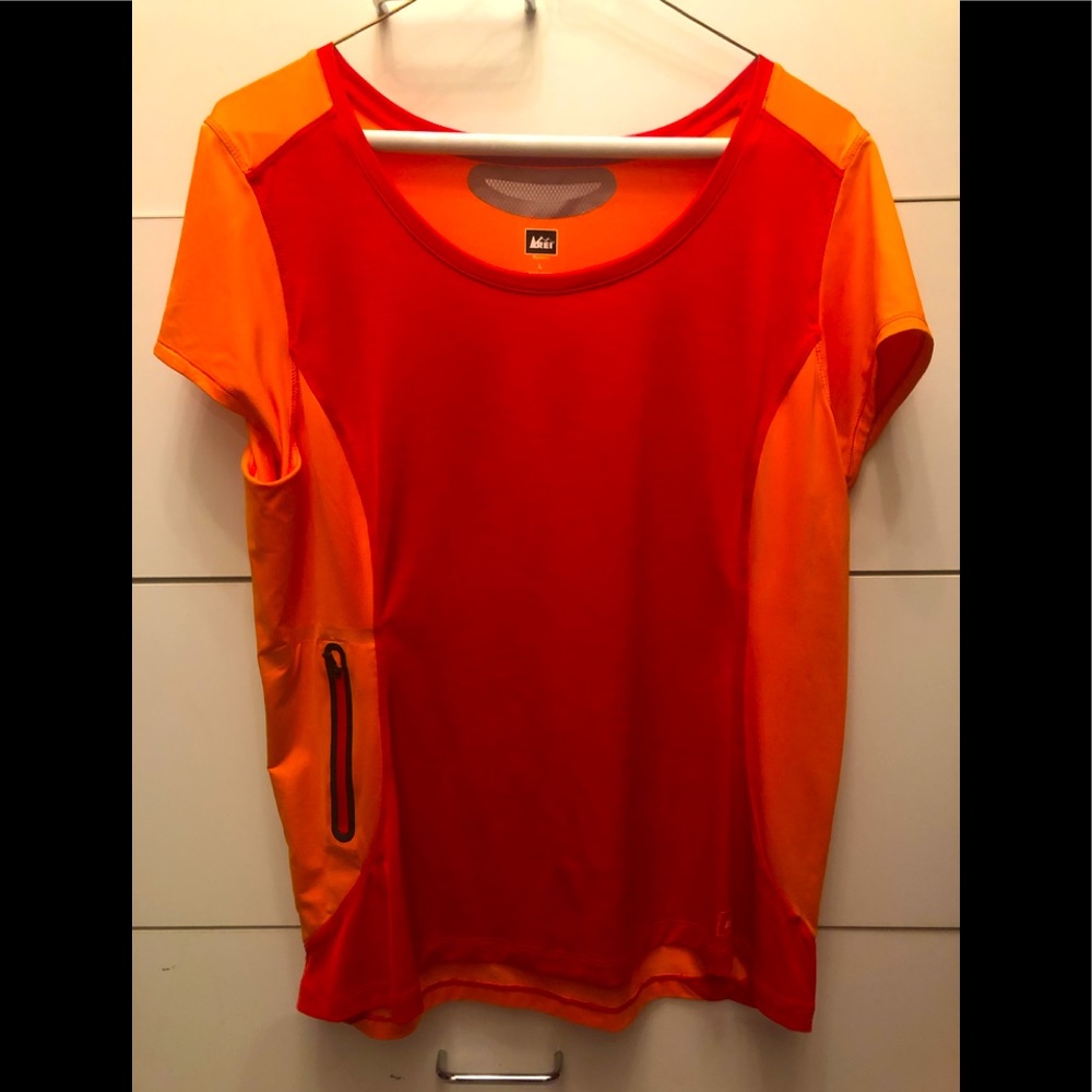 REI color block workout top. NWOT. Large